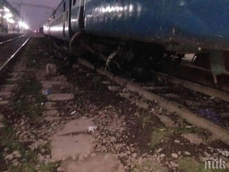 ЖП ИНЦИДЕНТ: Пътнически влак дерайлира заради паднала скала на релсите