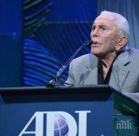 Кърк Дъглас чукна 102 със скромно парти