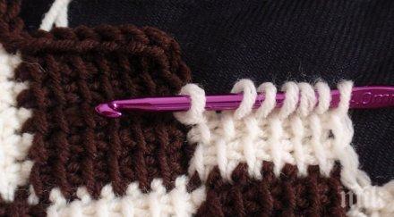 доброволци плетат шалове шапки ръкавици бездомни