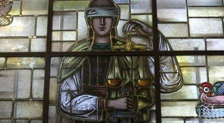 касиерка отива съд щипнала бона