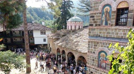 скандално поп троянския манастир изгони дете аутизъм видео