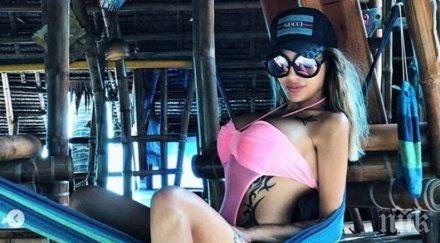 горещо малката джулка посреща зимата бански снимки