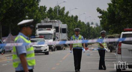 петима загинали ранени отвлечен автобус вряза пешеходци китай