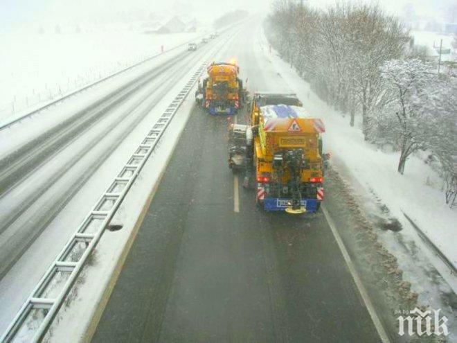 Над 180 снегорини са обработили пътищата срещу лед в София през нощта