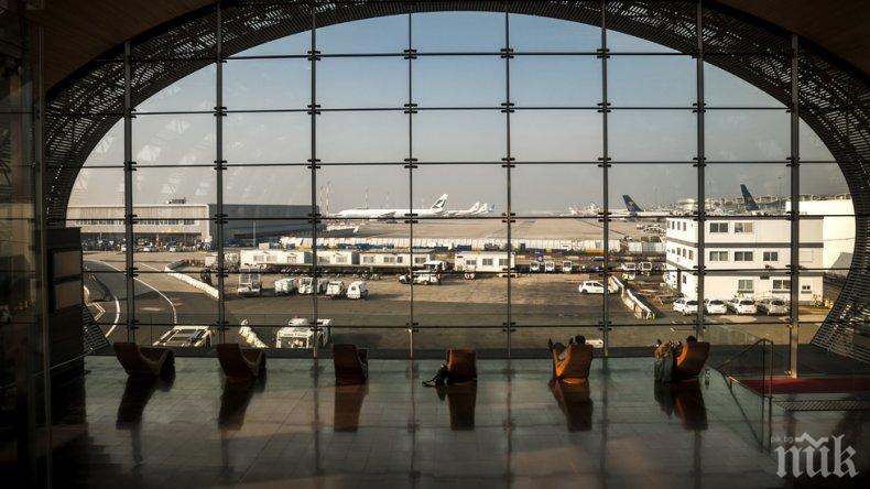 Паника на главното летище в Париж заради двойка с фалшиви пистолети