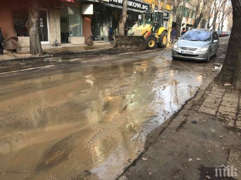 Авария наводни централна улица във Варна