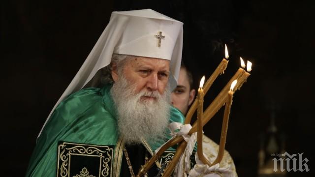 Патриарх Неофит със сутрешна литургия за Коледа