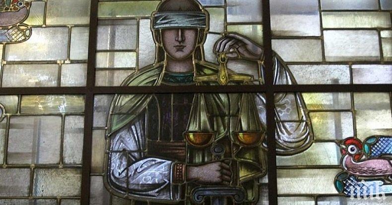 Касиерка отива на съд, щипнала си 32 бона