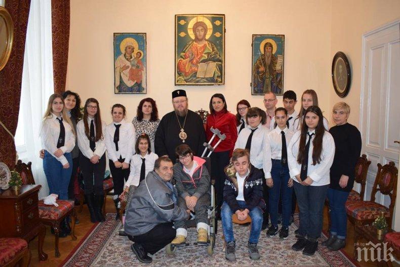 Русенският митрополит се срещна с ученици за Рождество Христово