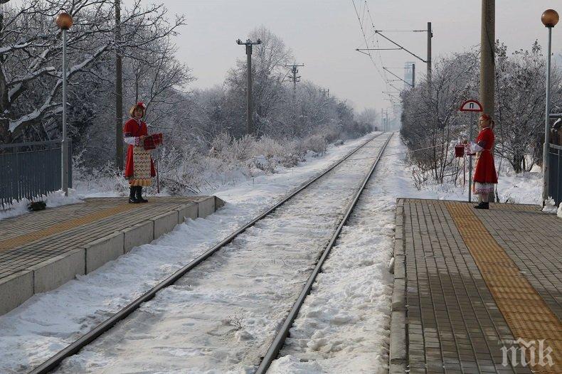 Дядо Коледа подари жп спирка на Челопеч