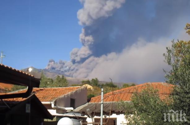 ПАНИКА В ИТАЛИЯ: Етна изригна - затвориха летището в Катания (ВИДЕО)