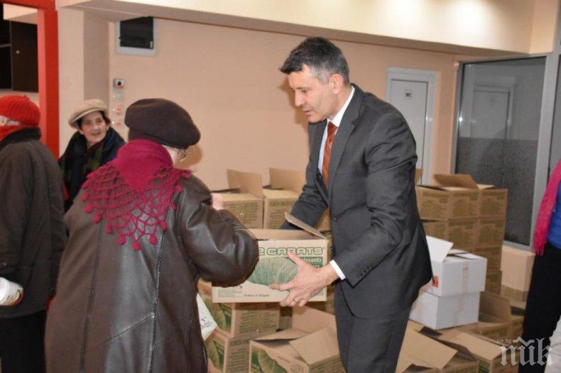 Пакети със суха храна раздадоха на 2060 пенсионери от Пловдив