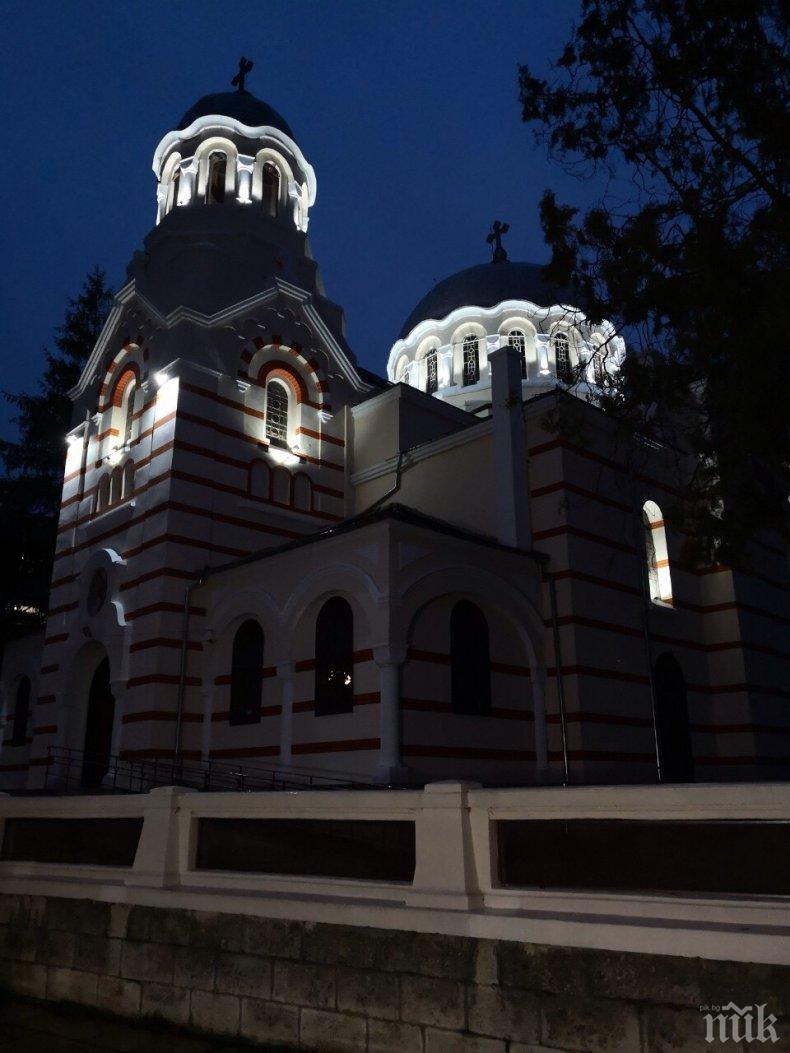 Върнаха блясъка на църквата в Провадия (СНИМКИ)