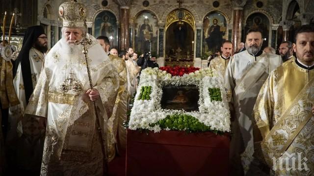 Патриарх Неофит отслужи празничното богослужение в „Св. Александър Невски”