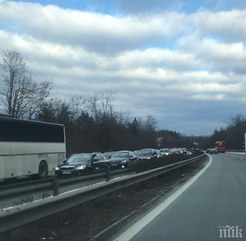 ПЪРВО В ПИК: Адска тапа на Хемус, затвориха магистралата (СНИМКА)