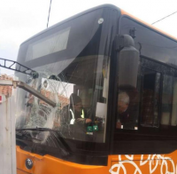 В СТОЛИЦАТА: Градски автобус се заби в къща, шофьорът по чудо оцеля