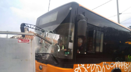 столицата градски автобус заби къща шофьорът чудо оцеля