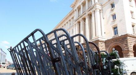 350 полицаи охраняват площад александър батенберг