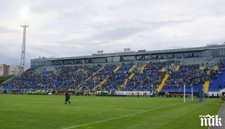 Двама все по-близо до изхода на Герена