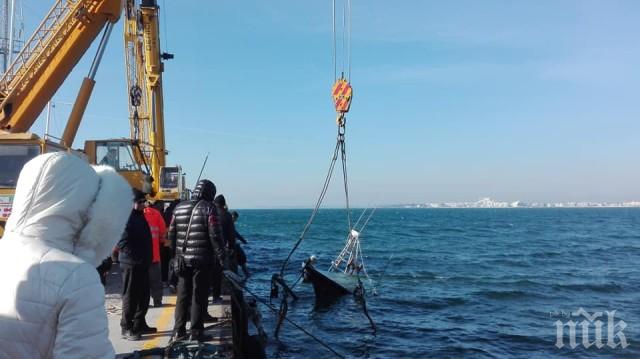 Вадят от морето потъналото рибарско корабче Посейдон