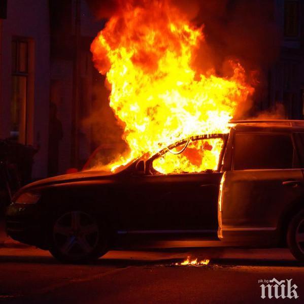 ИЗВЪНРЕДНО: Бус изгоря като факла и взриви съседен автомобил (СНИМКИ)