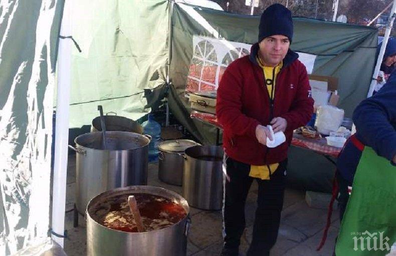 Иван Звездев нахрани 2000 души с курбан в Баните