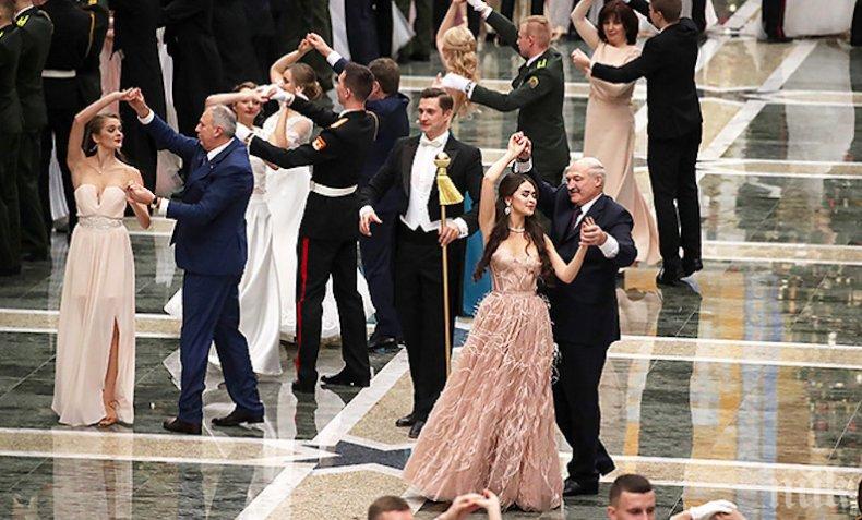   НА БАЛ: Президентът Лукашенко танцува с умопомрачителна красавица, която покани да работи... в колхоз (СНИМКИ)