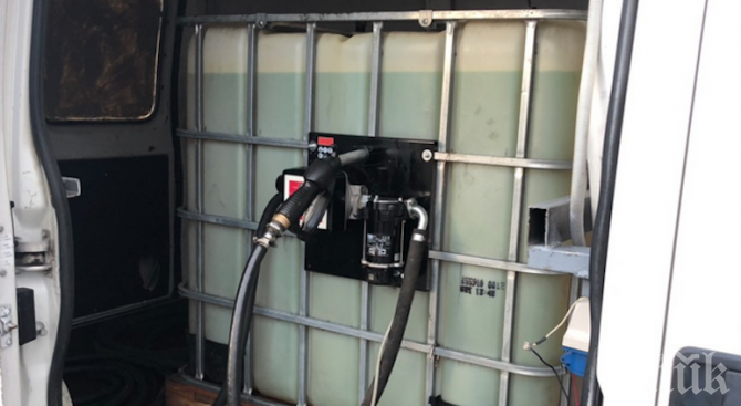 Разбиха две нелегални мобилни бензиностанции