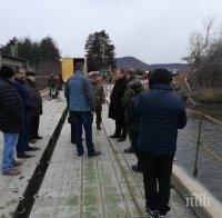 Каракачанов се срещна с военните, които изградиха новия мост край Червен бряг (СНИМКИ)