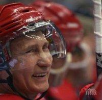 ХИТ НА ЛЕДА: Путин игра хокей на Червения площад (ВИДЕО)