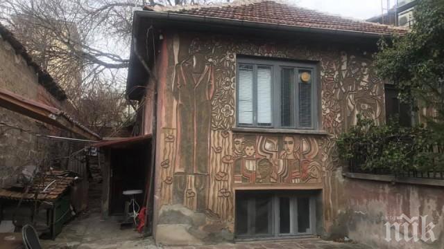 ГОРЕЩИ КАДРИ: Ето я къщата, от която откраднаха картини на Владимир Димитров-Майстора