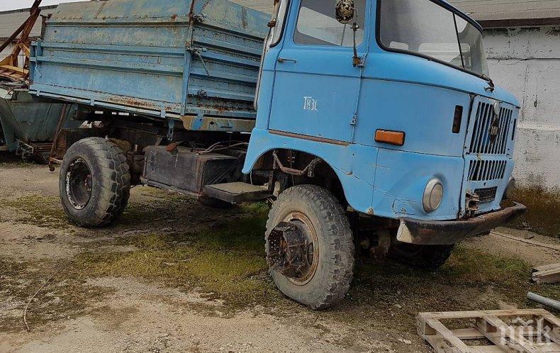 КАРЪК: Шофьор шибна ифата си в училище, сцепи си главата 