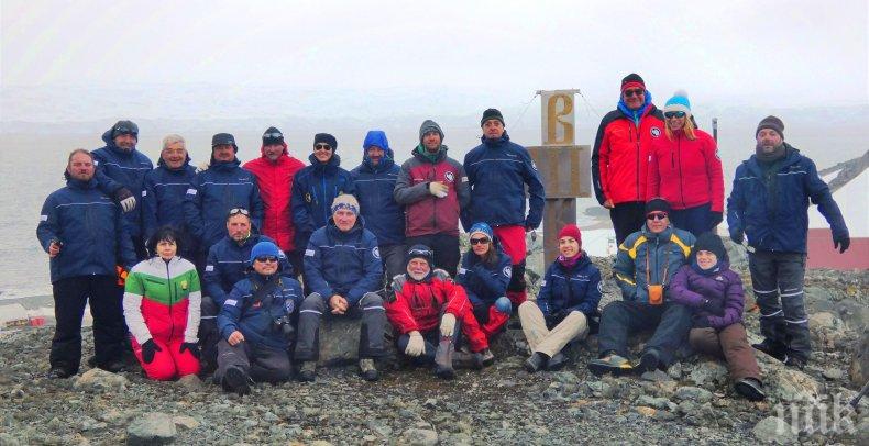 Полярниците ни на Антарктида гърмят шампанско четири пъти за Нова година 