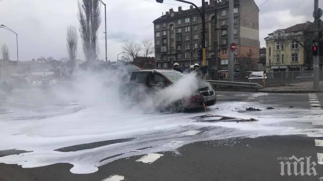 Кола пламна на кръстовището на “Сливница” и “Христо Ботев” в София (СНИМКА)