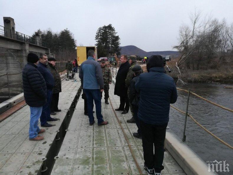 Каракачанов се срещна с военните, които изградиха новия мост край Червен бряг (СНИМКИ)