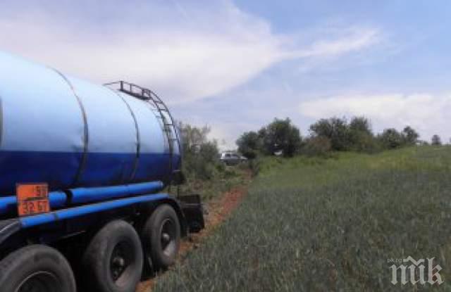 ИЗВЪНРЕДНО: Паника в Йоаким Груево - две пълни цистерни се помляха на изхода на селото