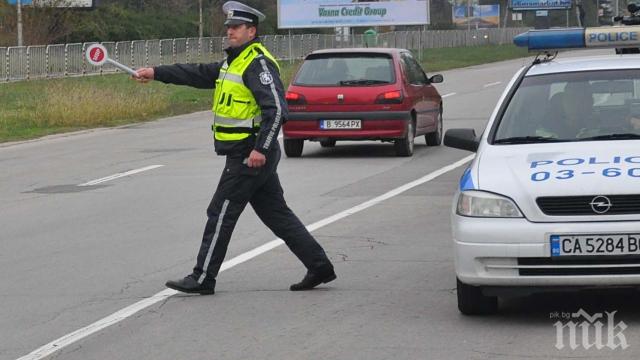 Задържаха джигит без книжка, помлял 5 коли с чуждо возило