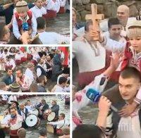 ПЪЛЕН АБСУРД: Ето кой излезе от Тунджа с кръста на Йордановден