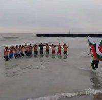 Българи играха хоро в ледените води на езерото Мичиган в Чикаго (ВИДЕО)