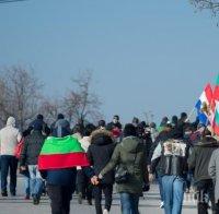 ОТ ПОСЛЕДНИТЕ МИНУТИ: Войводиново на бунт срещу ромите. Над 150 души протестират заради пребития рейнджър