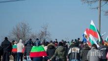 ОТ ПОСЛЕДНИТЕ МИНУТИ: Войводиново на бунт срещу ромите. Над 150 души протестират заради пребития рейнджър