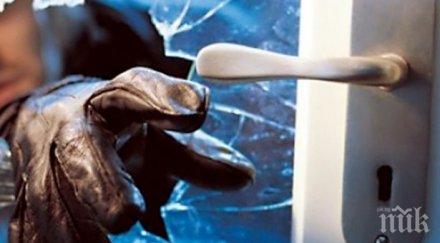 двама тийнейджъри задържани заради плячкосан павилион