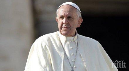 подкрепя призива папата мигрантите
