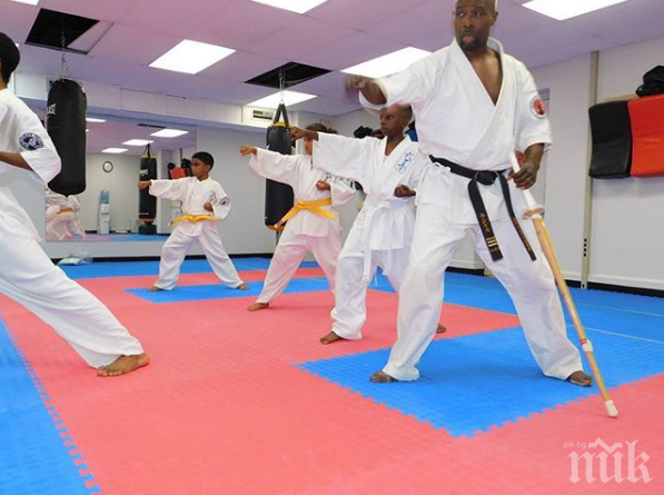 Загорял нерез преследва жена до училище по карате, но жестоко сбърка. Изнесоха го на носилка 