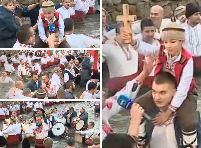 ПЪЛЕН АБСУРД: Ето кой излезе от Тунджа с кръста на Йордановден