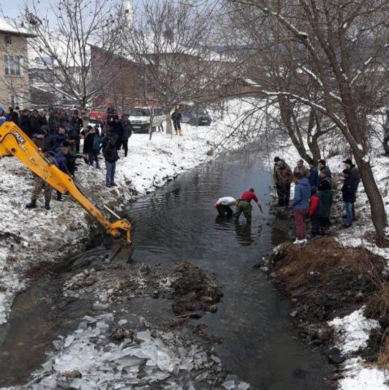 ПЪЛЕН ШАШ: В Костандово си търсят кръста от реката с багер (СНИМКА)