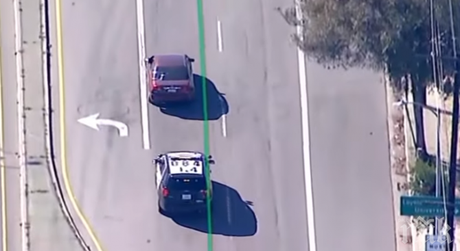 КАТО ВЪВ ФИЛМ: Зрелищно полицейско преследване с коли и хеликоптер в Калифорния (ВИДЕО)