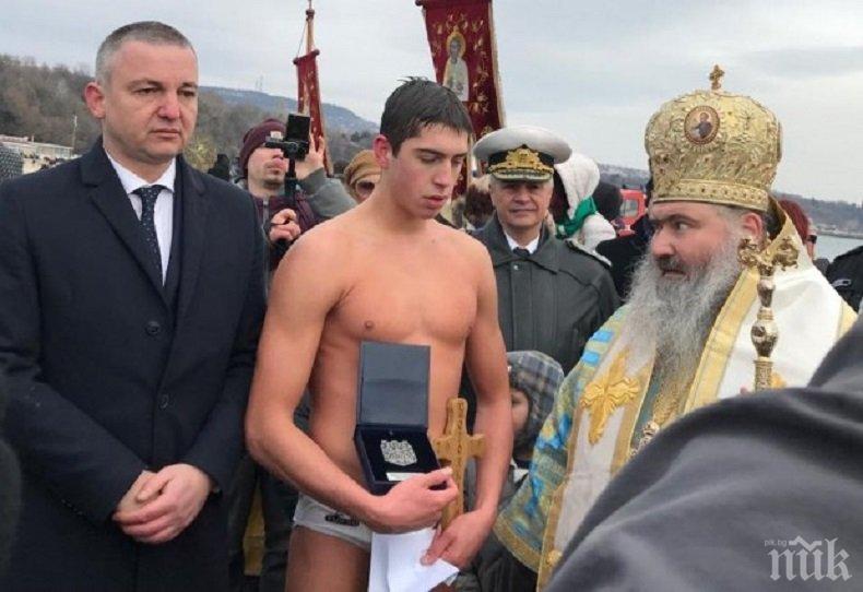 18-годишнен ученик извади кръста във Варна, дарява наградата за благотворителност