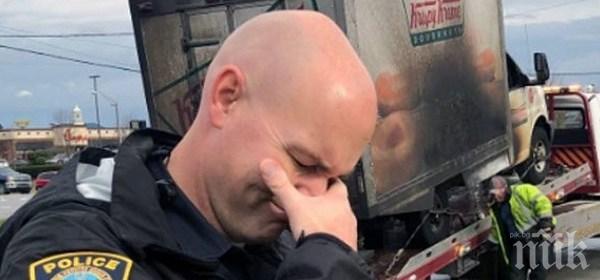 КУЛИНАРНА ДРАМА: Американски полицаи скърбяха за изгорели понички
