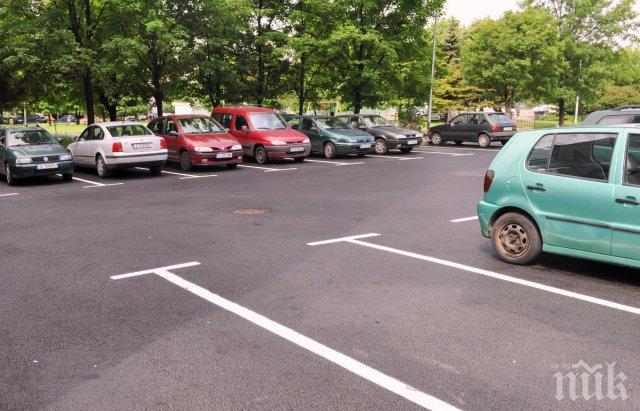 Скоби изядоха паркинг пред три блока в Пловдив